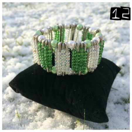 Tvåfärgat armband som består utav: Gröna & vita pärlor samt varvade med pärlemovita och gröna pärlor. Storleken på säkerhetsnålarna är 28mm. PRIS: 125kr (132kr inkl porto)